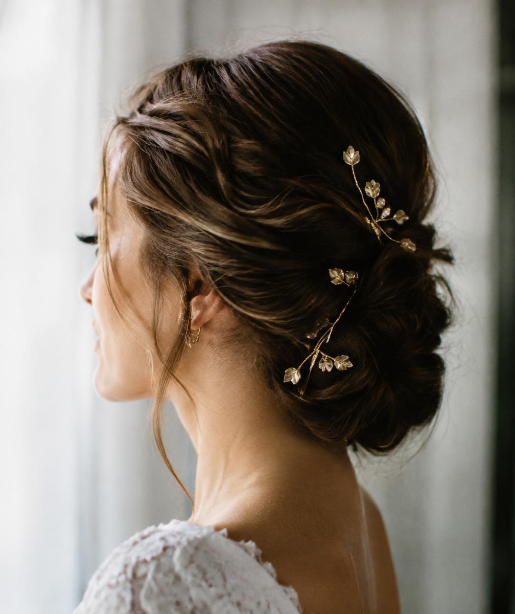 Chignon de mariage avec épingles dorées