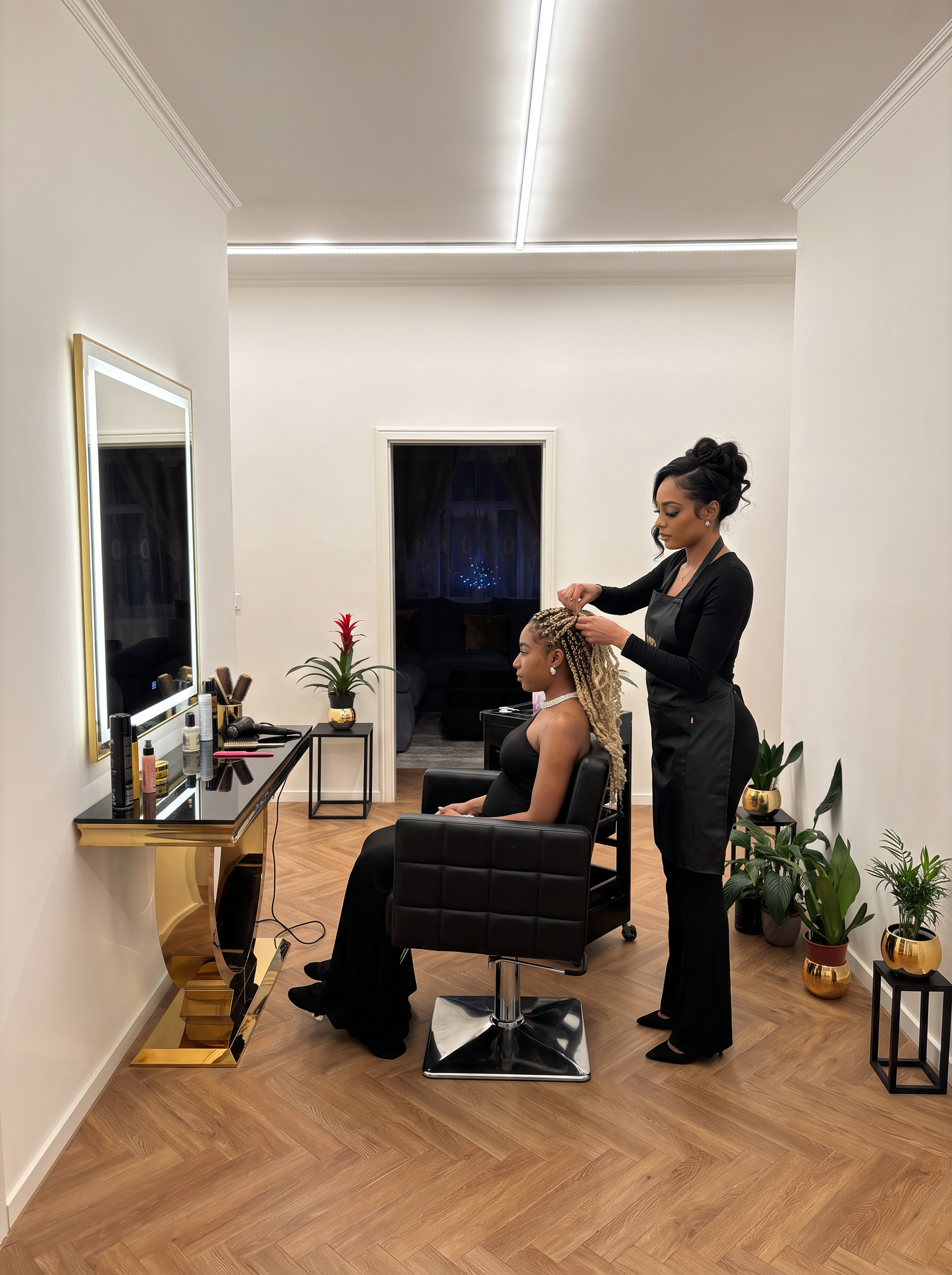 Mercia réalisant des tresses dans le studio privé