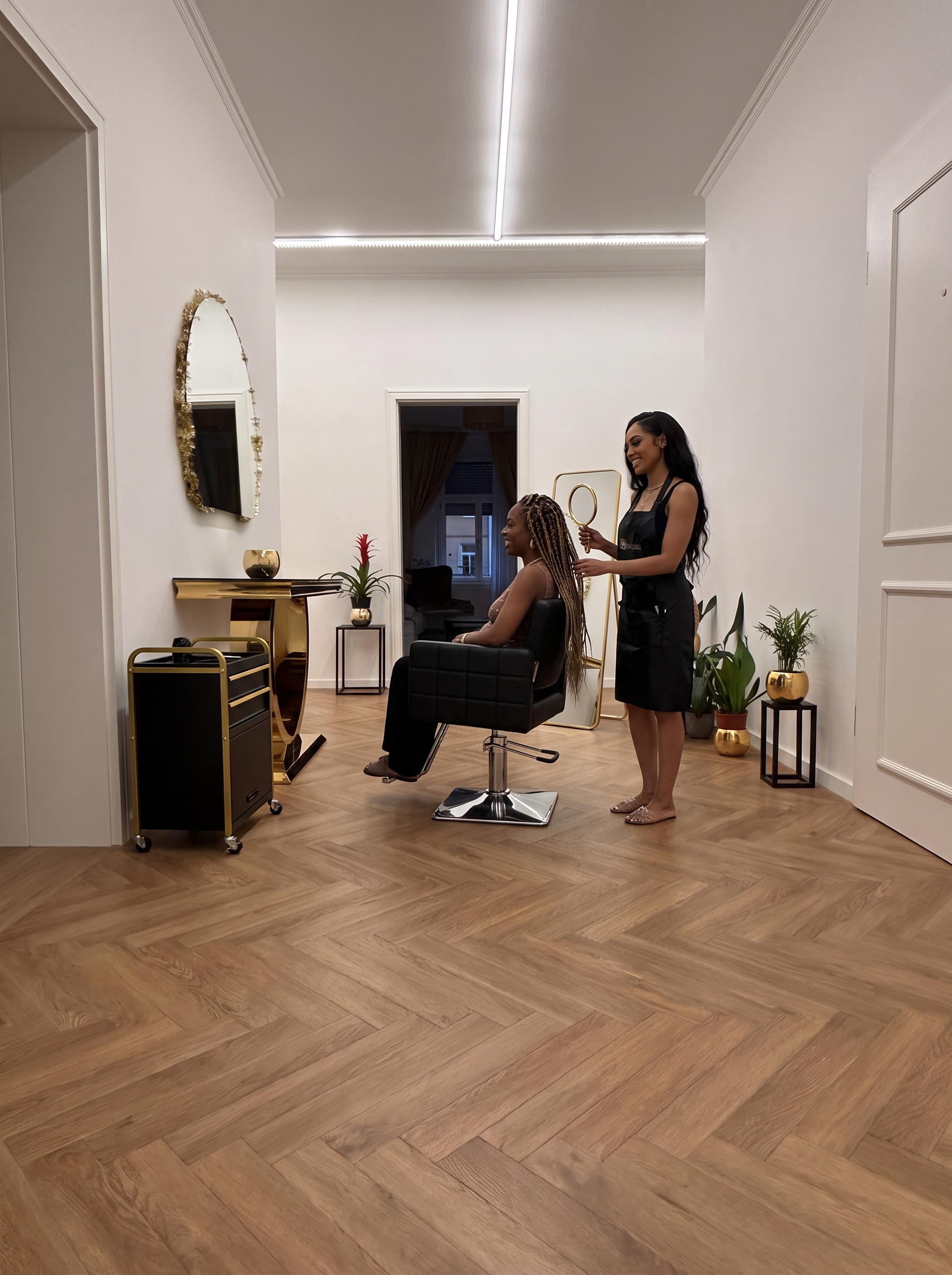 Cliente découvrant sa coiffure terminée